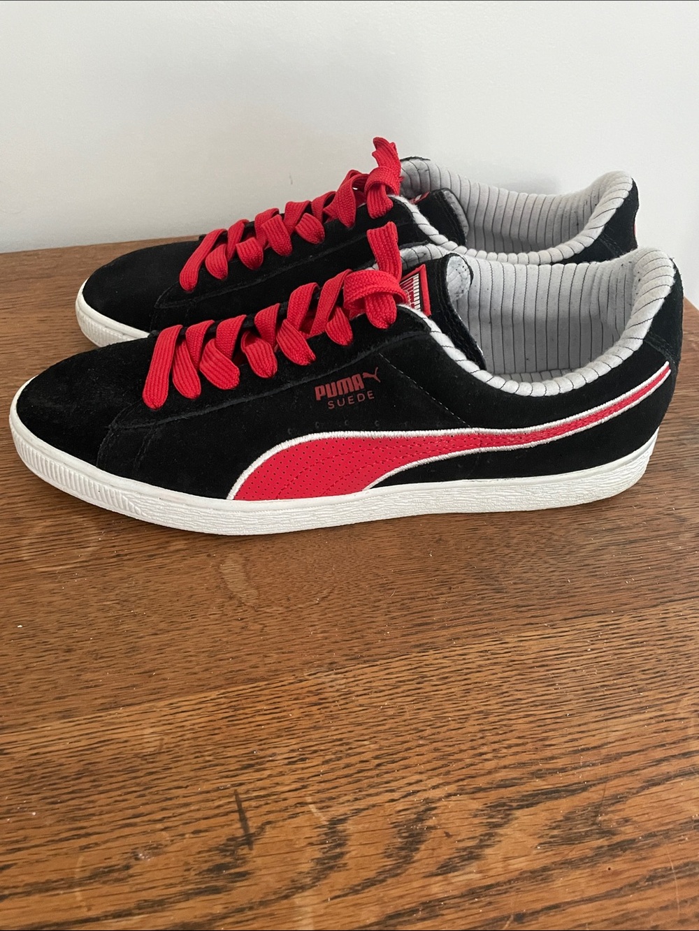 Men’s Puma Black Suede Sneakers with Red Laces. Size 10.5 - Picture 2 of 8
